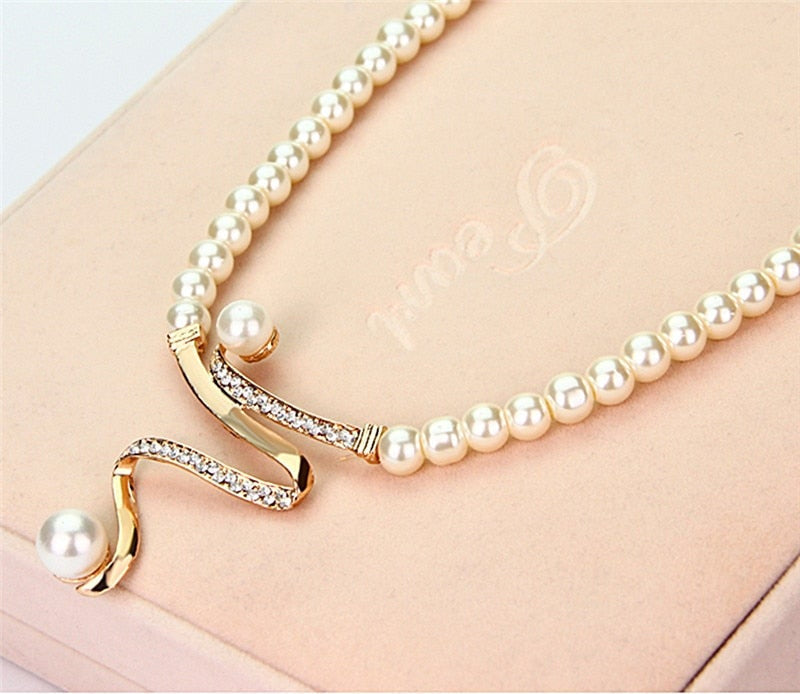 MARIA | PEARL NECKLACE AND EARRINGS SET